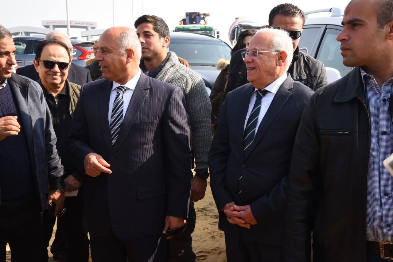 وزير النقل ومحافظ بورسعيد يتابعان سير العمل  بكوبري أشتوم الجميل ويوجه بنظام رصف جديد لمواجهةالعوامل الجوية (5)